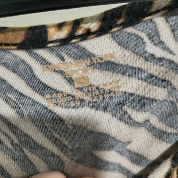 Jones New York Sport Size XL Tiger Animal Print Short Sleeve Top - Picture 2 of 5
